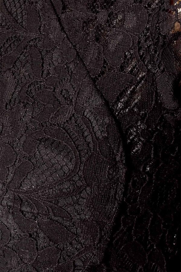 vestido negro de encaje con manga francesa